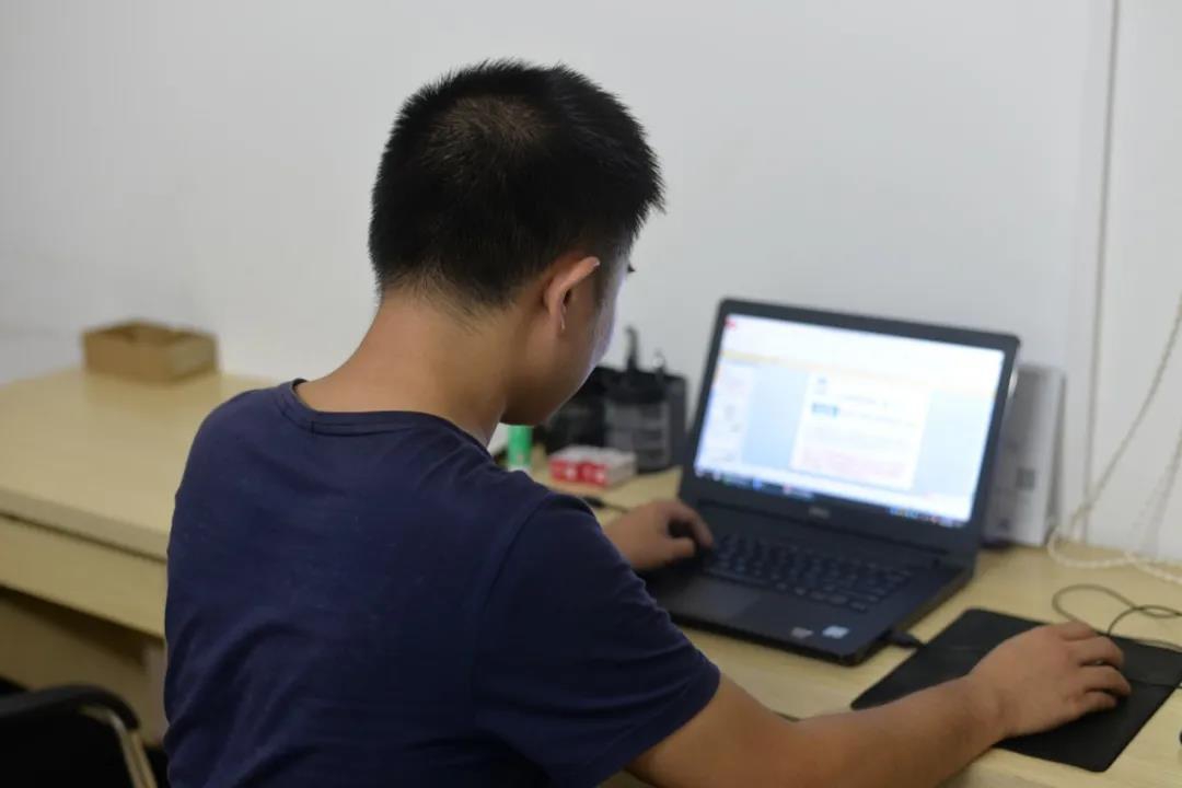 奮斗致青春—瓊山區(qū)龍?zhí)伶?zhèn)高校畢業(yè)生杜經(jīng)旺走上就業(yè)脫貧路！