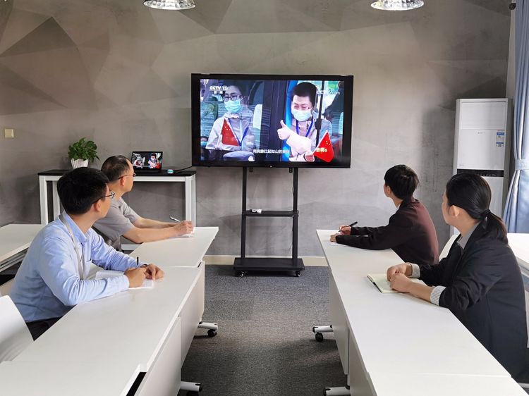 新視線人力黨支部組織黨員學習收看《榜樣5》專題節(jié)目暨研討交流