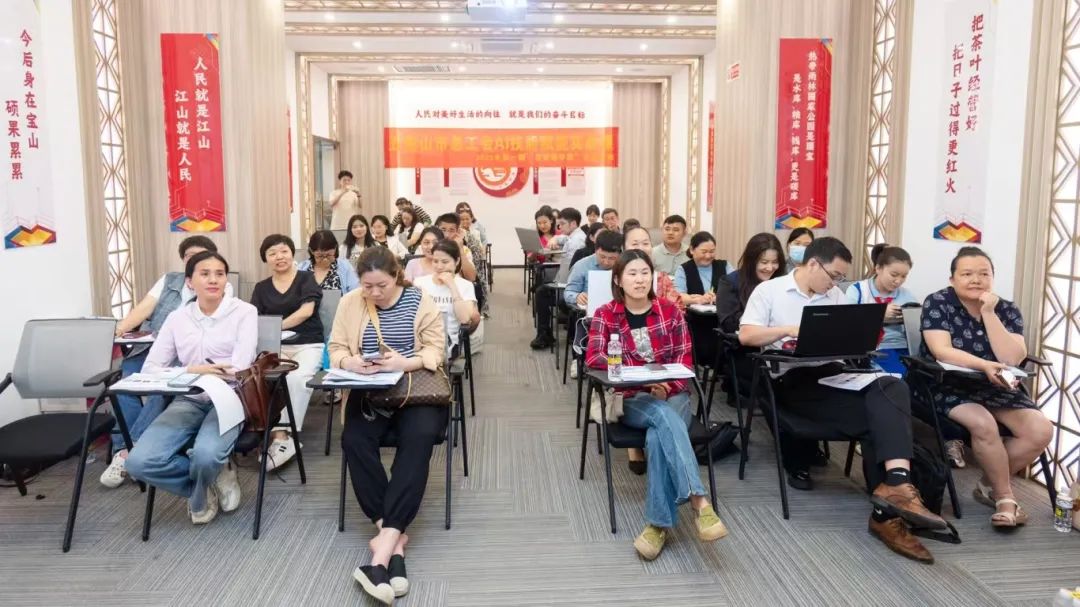開啟工會(huì)會(huì)員AI新征程——五指山市總工會(huì)AI技能賦能實(shí)戰(zhàn)課（
